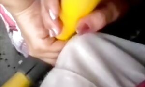 سرکش یک دوست انگلیسی را در یک دختر گاوچران روی فیلم سکس ها دوربین تلفن اذیت می کند