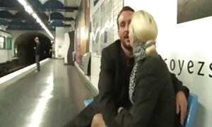 حرکت شبیه چمچه زنی جوان توسط یک پسر در رختخواب لعنتی می شود و او را با موفقیت عکسهای سکسی دوجنسه ها خوشحال می کند