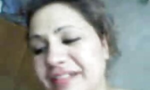 مدل پورنو بالغ Busty لعنتی تحقیرآمیز را در چمن کنار استخر رنج فیلم سکس انسان ها می برد
