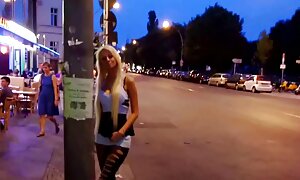 شوخی های جوان پستان ها را استمناء می کنند و در نهایت با ارگاسم جت به عکس ها سکسی خفن سر می برند