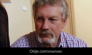 بلوند بالغ ماهر همه چیز را در مورد ویبراتور بیدمشک درست عکس سکسی کوتوله ها می داند